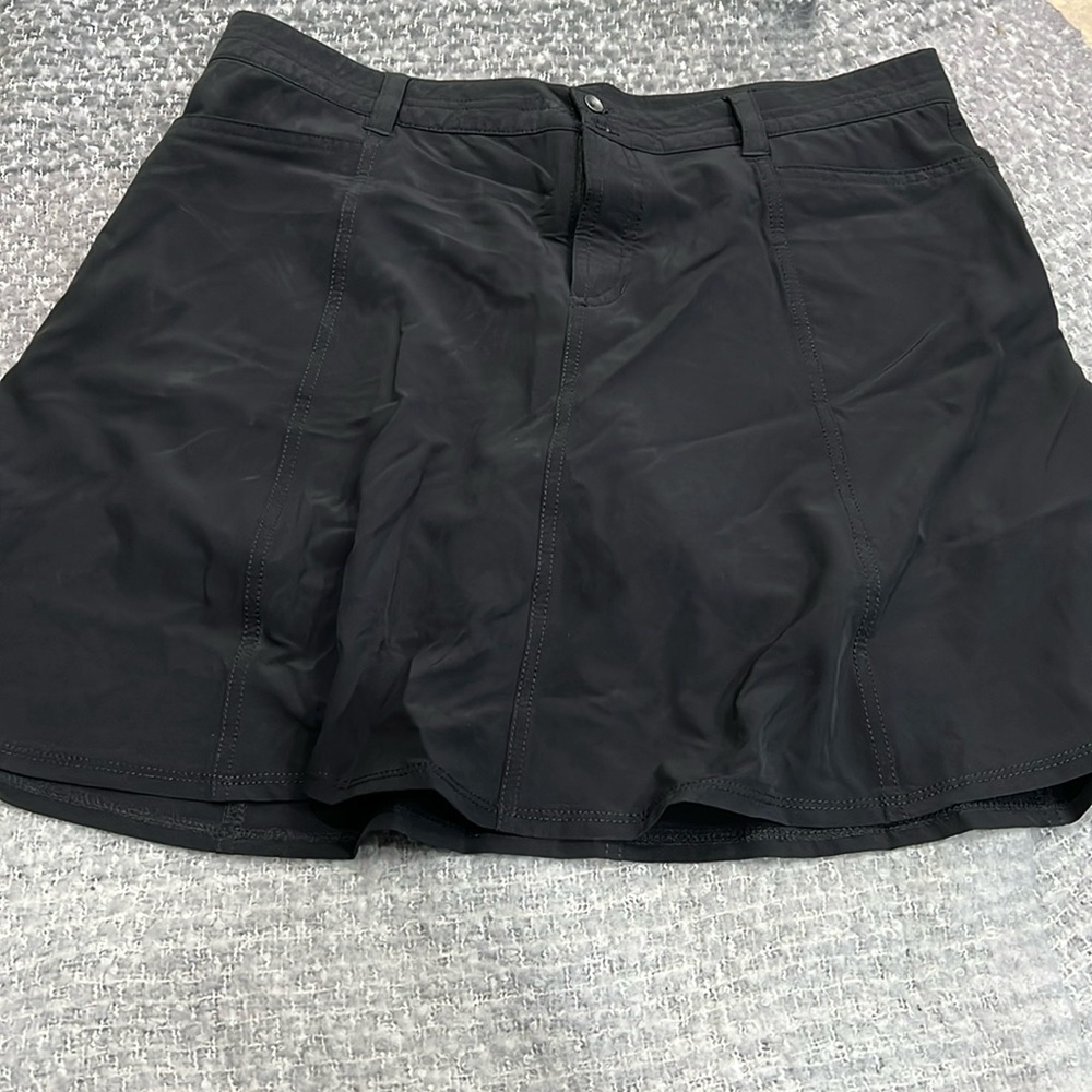(27) Eddie Bauer athletic skirt with built in shorts​